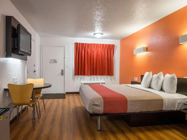 غرفة بسرير كينج لذوي الإعاقة، Motel6 Columbus, OH - OSU 2/9