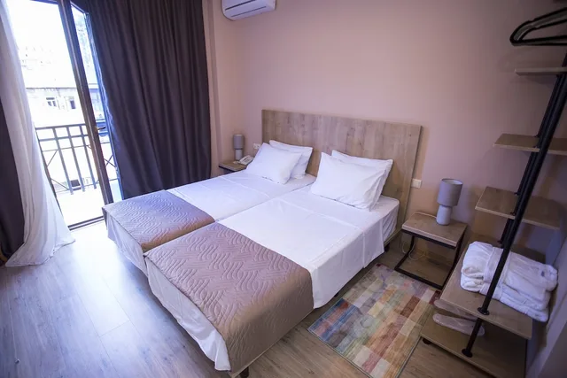 غرفة قياسية بسرير كوين بإطلالة على المدينة بشرفة، Hotel N16 2/7