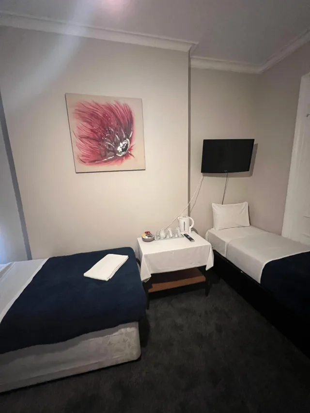 غرفة ثلاثية، Goodwood Hotel 4/6