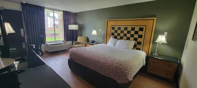 غرفة بسرير كوين لذوي الإعاقة، ISLAND HOTEL of Space Coast 1/2