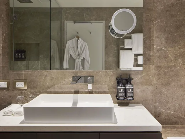 جناح جونيور بسرير كينج بجاكوزي، The Playford Adelaide MGallery by Sofitel 2/5