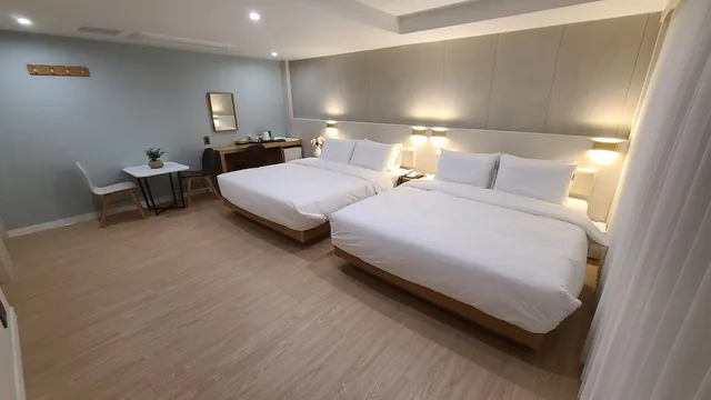 غرفة عائلية بسرير كوين وسرير فردي، V1 Motel 1/5