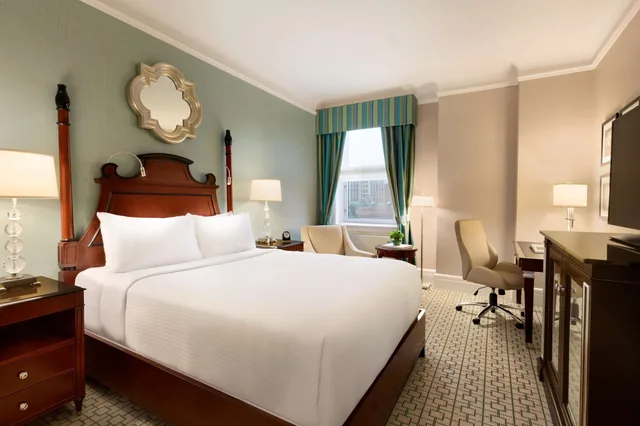غرفة سيغنتشر بسرير كينج، Fairmont Chateau Laurier 2/3