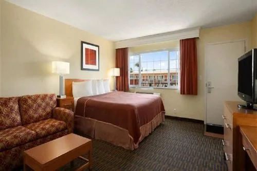 Room, Double Bed, Howard Johnson By Wyndham San Diego Sea World 1/2