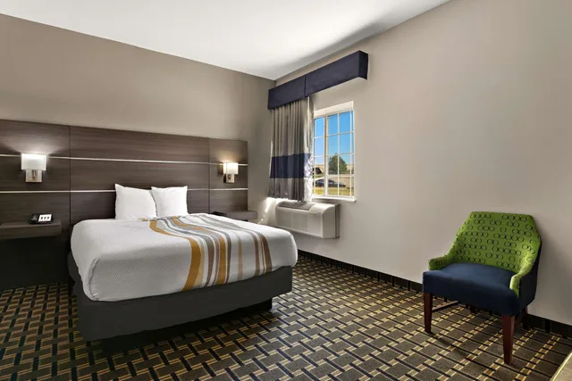 غرفة بسرير كوين بحوض استحمام لذوي الإعاقة، SureStay Plus Hotel by Best Western Tulsa East 2/9