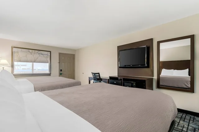 غرفة قياسية بسريرين كوين، Quality Inn & Suites Near Six Flags and Medical Center 5/6