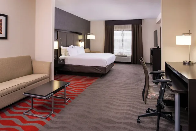جناح بسرير كينج مع أريكة، Holiday Inn Express Suites Monroe 5/5