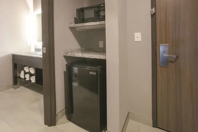 غرفة بسرير كينج، La Quinta Inn & Suites by Wyndham Amarillo Airport 3/3