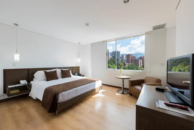 جناح جونيور، Hotel Poblado Alejandria 1/1