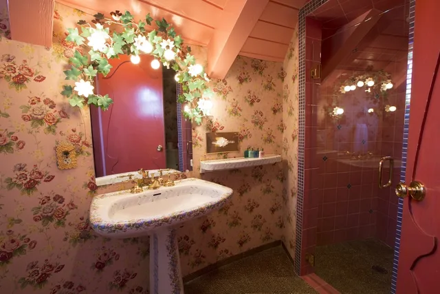 Love Nest, King Bed، Madonna Inn 1/1