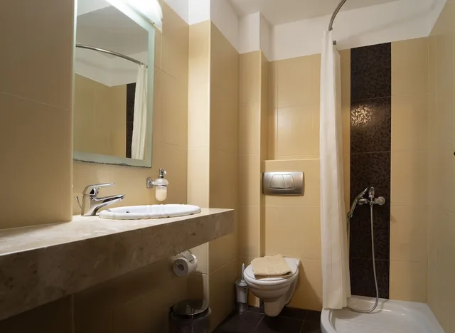جناح بسريرين منفصلين بإطلالة على المسبح مع أريكة، GOLDEN ROSE SUITES 3/4