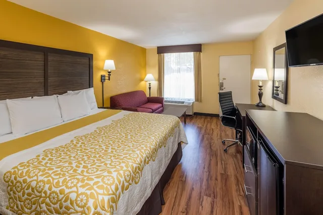غرفة بسرير كينج لذوي الإعاقة، Days Inn By Wyndham Madison 1/1