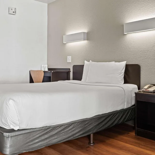 1 Queen Bed - ADA/RI Shower/Micfridge، Motel6 San Luis Obispo, CA - South 4/10