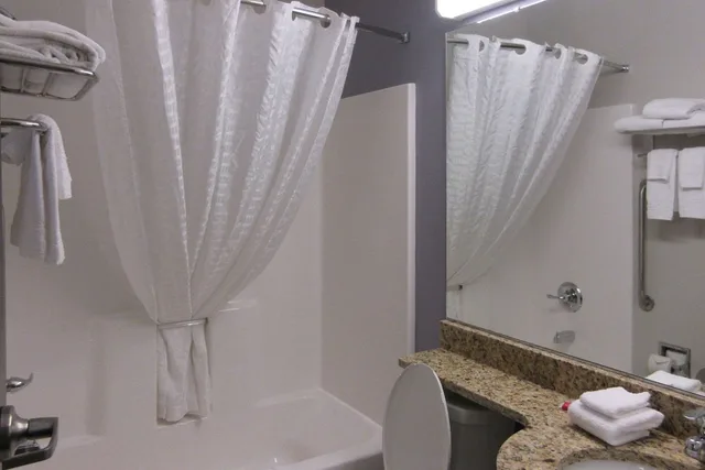 جناح بسرير كوين مع أريكة، Quality Inn & Suites Caldwell I-77 2/2