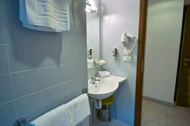 غرفة ثلاثية بشرفة بإطلالة جزئية على البحر، Hotel Approdo 9/10