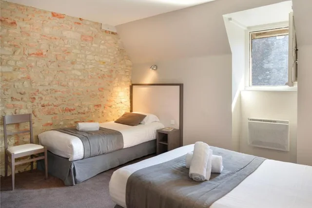 غرفة ثلاثية، Logis Hotel Le Puits Dore 1/1