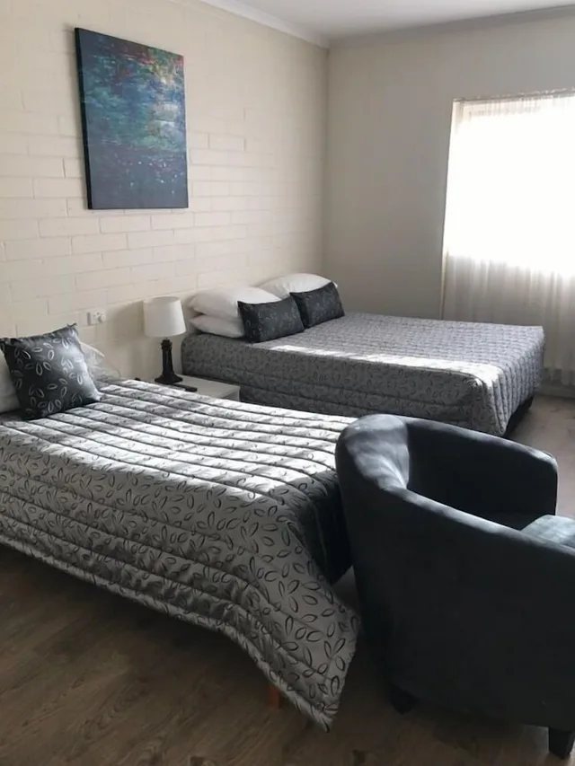 غرفة قياسية بسرير كوين وسرير فردي، Pampas Motel 1/3