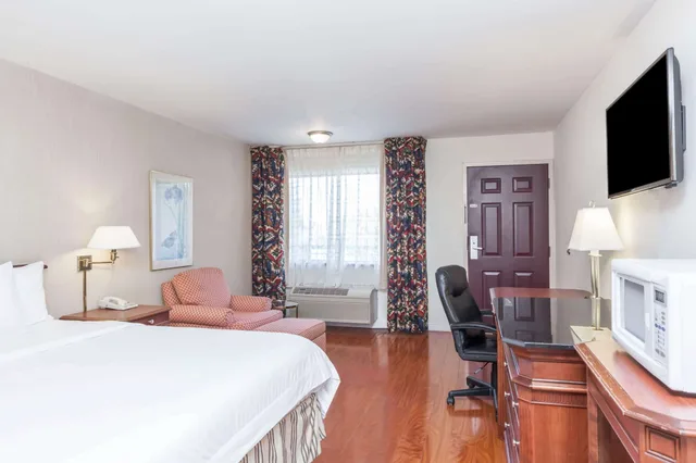 جناح بسرير كوين، Days Inn & Suites By Wyndham Sunnyvale 1/2