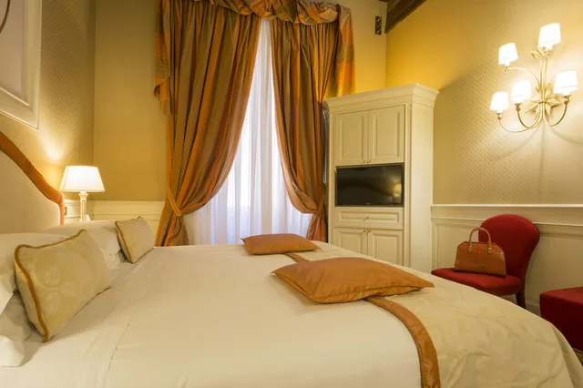 جناح ديلوكس بسرير كينج بغرفتي نوم مع أريكة للمدخنين، Hotel Corona d Oro 1890 1/8
