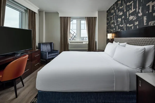 جناح بسرير كينج بغرفتي نوم لذوي الإعاقة، Hotel Alex Johnson Rapid City Curio Collection By Hilton 6/10