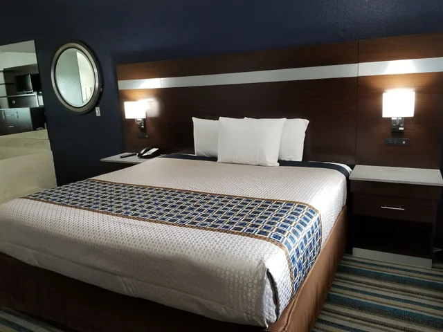 جناح بسرير كينج بجاكوزي، HomeBridge Inn & Suites (Ex Howard Johnson Inn and Suites Beaumont) 1/1