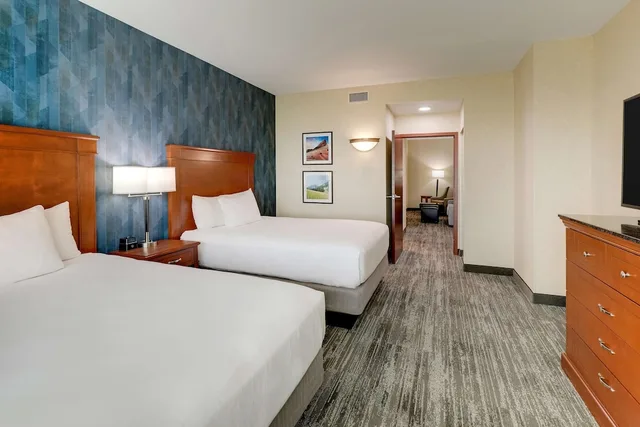 جناح بسريرين كوين بغرفتين مع أريكة لذوي الإعاقة، Drury Inn Suites Denver Westminster 1/7