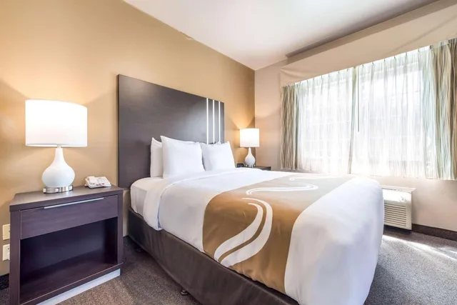 Efficiency, Suite, Sofa، Quality Inn & Suites Bainbridge Island 1/2