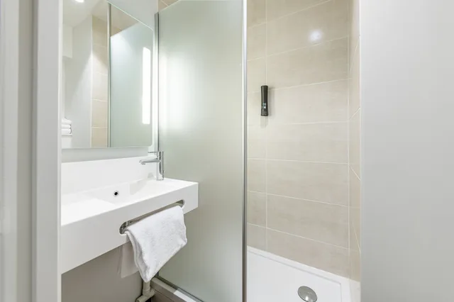 غرفة ثلاثية بسرير مزدوج وسرير فردي، B&B Hotel Bordeaux Bassins a Flot 7/7