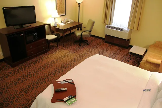 جناح بسرير كينج مع أريكة بحوض جاكوزي، Hampton Inn Suites Houston Katy 3/6