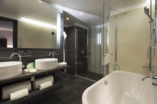 1 Bedroom, Home, Suite, Garden View، Renaissance Paris Arc de Triomphe Hotel 5/5