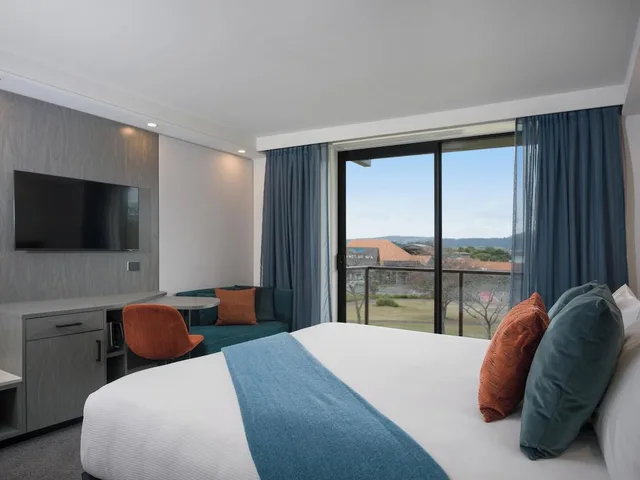 غرفة سوبيريور بسرير كينج بإطلالة على البحيرة بشرفة، Millennium Hotel Rotorua 2/4