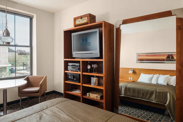 Room, Queen Bed, City View, Harborside Inn Of Boston 3/7