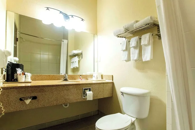 غرفة قياسية بسريرين كوين للمدخنين، Days Inn & Suites By Wyndham Houston North/Aldine 4/4