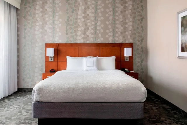 غرفة بسرير كينج مع أريكة بحوض استحمام لذوي الإعاقة، Sonesta Select Newport Middletown 3/6