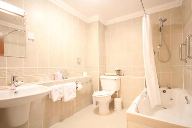 غرفة بسرير مزدوج، Strathburn Hotel Inverurie by Compass Hospitality 2/2