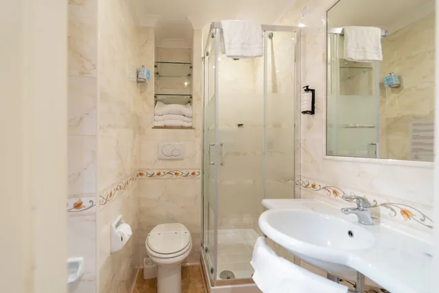 غرفة ثلاثية بسرير كوين وسرير فردي، Oxford Hotel 5/6