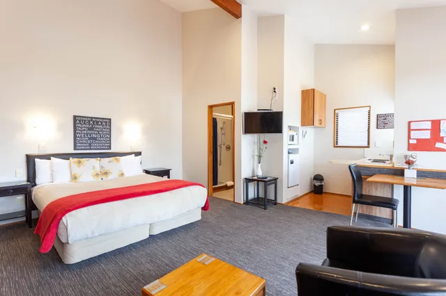 Upstairs, Studio، Cascades Lakefront Motel 4/7