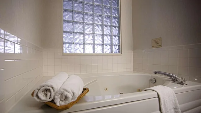 غرفة بسرير كينج مع أريكة بحوض جاكوزي، Best Western Executive Inn Mount Gilead 6/6