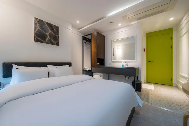 غرفة قياسية بسرير مزدوج، H Avenue Hotel 1/10