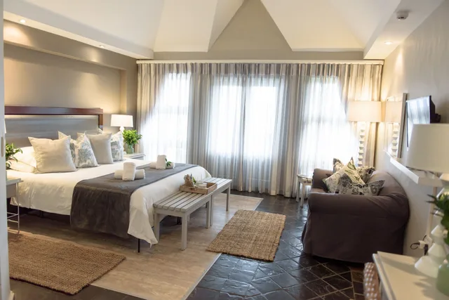Superior, Queen Bed, Whalesong Hotel Hydro 2/3