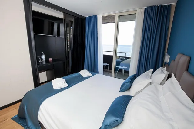 غرفة كومفورت بسرير كينج بإطلالة على البحر بشرفة، Bura 45 Boutique Hotel 2/5