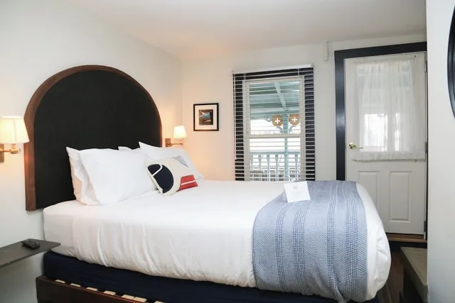 Deluxe, Queen Bed, Hotel Ginger 5/10