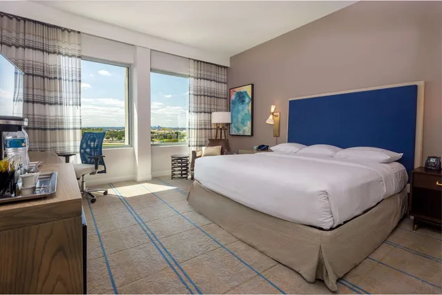غرفة بسرير كينج بحوض استحمام لذوي الإعاقة، Hilton Austin Airport 5/8