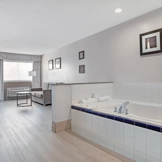 جناح مفردة بسرير كينج مع أريكة بحوض جاكوزي بحوض استحمام، Comfort Inn and Suites Crystal Inn Sportsplex 7/10