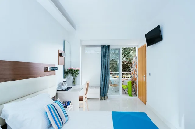 غرفة بسريرين منفصلين بإطلالة على الحديقة، Elounda Akti Olous Hotel - Adults Only 1/4