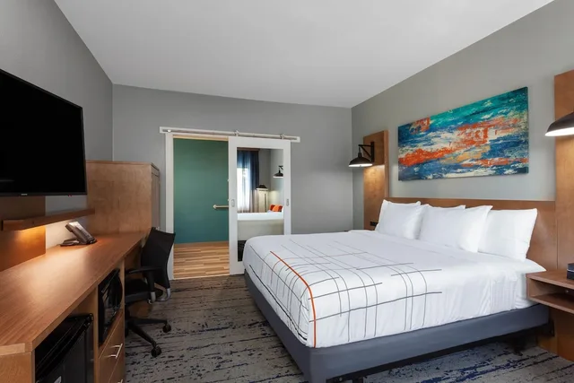 غرفة بسرير كينج بإطلالة على المسبح، La Quinta Inn Suites By Wyndham Ft Myers Sanibel Gateway 6/10