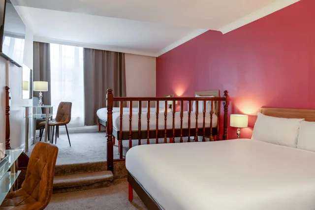 غرفة عائلية بسرير مزدوج وسرير فردي مع أريكة، Sachas Hotel Manchester 1/1