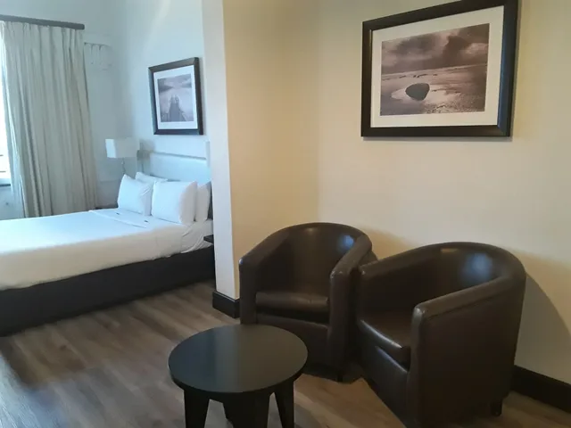 غرفة بسرير كوين بإطلالة جزئية على البحر، Parade Hotel 3/5