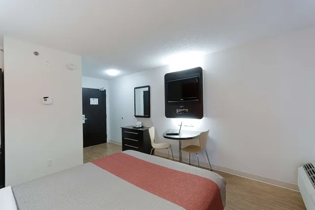 غرفة قياسية بسرير كوين لذوي الإعاقة، Motel6 Brandon, MB 3/8