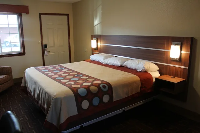 غرفة قياسية بسرير كينج، American Inn 4/5
